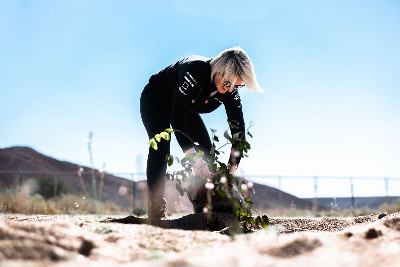 McLaren XE driver Emma joined the rest of the grid in planting the very first wave of trees at NEOM as part of a larger revegetation initiative