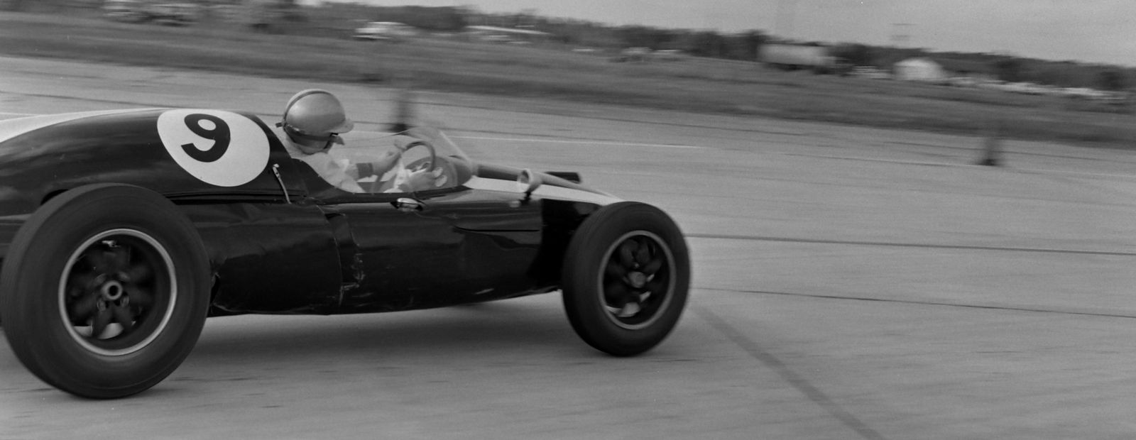 Conheça o carro de rua concebido por Bruce McLaren